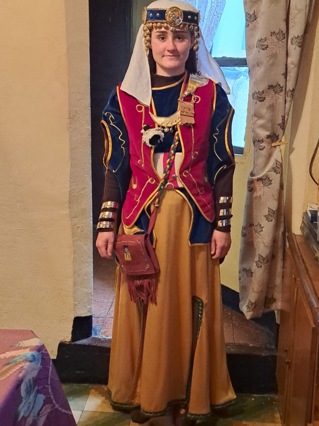 Antiguo traje femenino mujer filá mudéjares